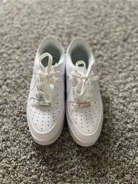 Nike Air Force 1 Sage Low Triple White Womens Size 7 Shoes AR5339-100